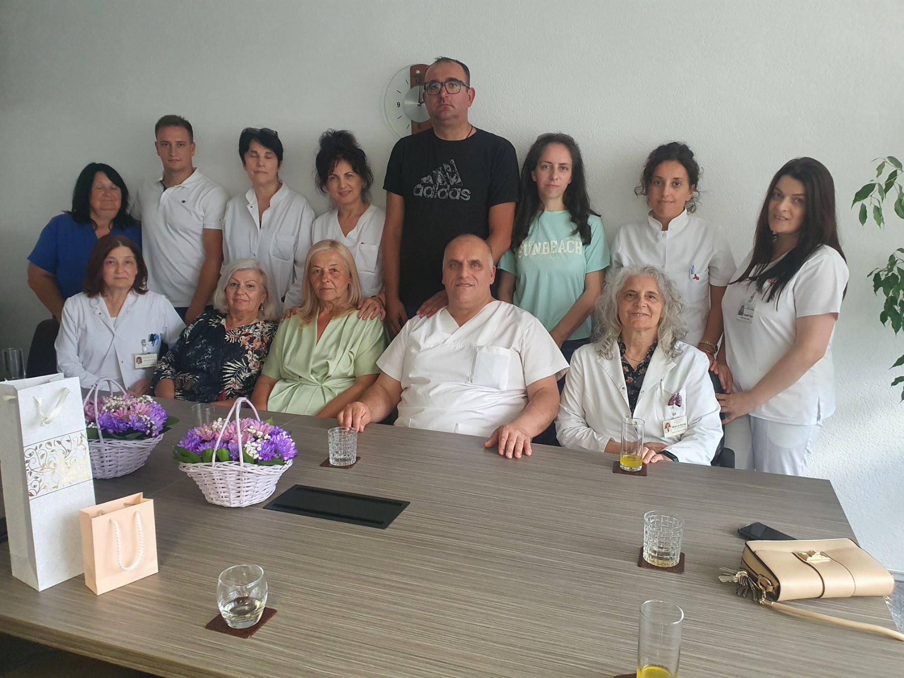 Na fotografiji je dio kolektiva Doma zdravlja sa ispraćaja u penziju koleginice Rajne Tomović